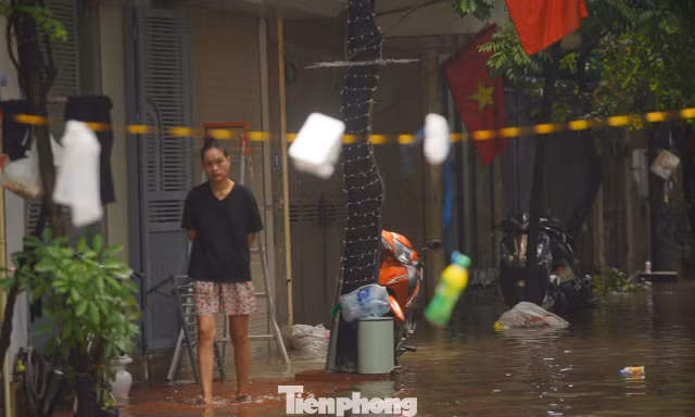 Cuộc sống đảo lộn của người dân Hà Nội trong khu vực bị cô lập