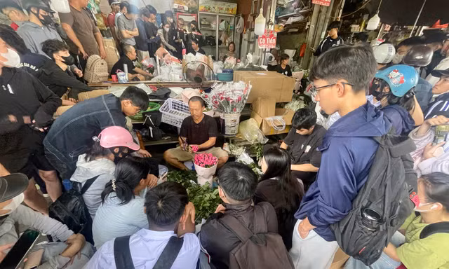 Khách vây kín cửa hàng, chờ nhiều tiếng mua hoa ngày 20/10