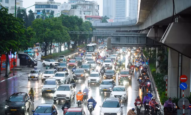 Mưa xối xả đúng giờ tan tầm, nhiều tuyến phố Hà Nội ngập cục bộ