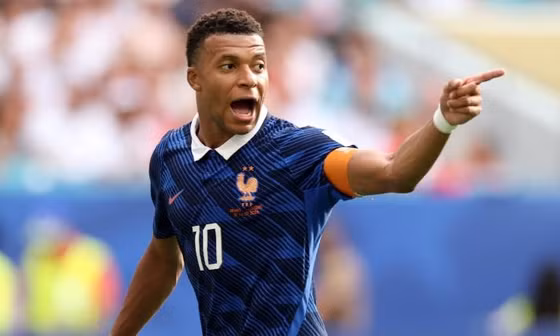 Mbappé 'lấn sân game thủ'