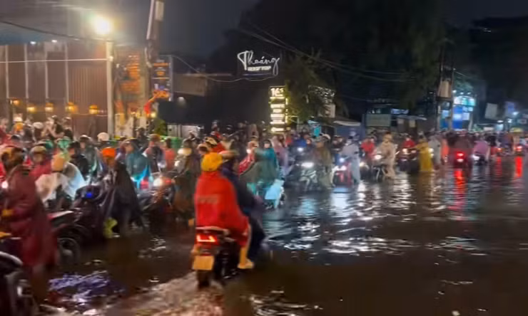 Mưa lớn, TP.HCM ngập nước: Người dân chật vật giờ tan tầm