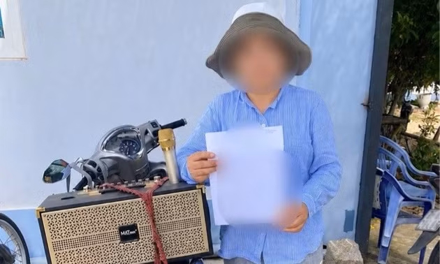 Người phụ nữ chở loa đi khắp làng đòi khoản nợ 100 triệu đồng