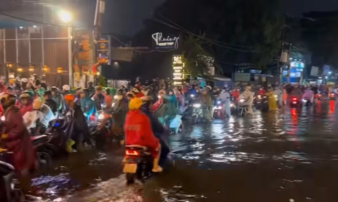 TP.HCM: Mưa lớn khiến nhiều tuyến đường ngập, người dân chật vật giờ tan tầm