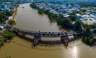 Nhìn lại cầu sắt hơn 50 năm tuổi, đi phải 'canh lượt tránh nhau' ở TPHCM