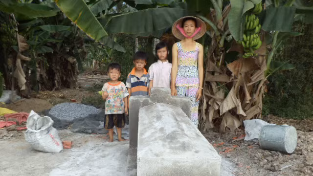 Chị Kiều và các con bên mộ cháu Thắm