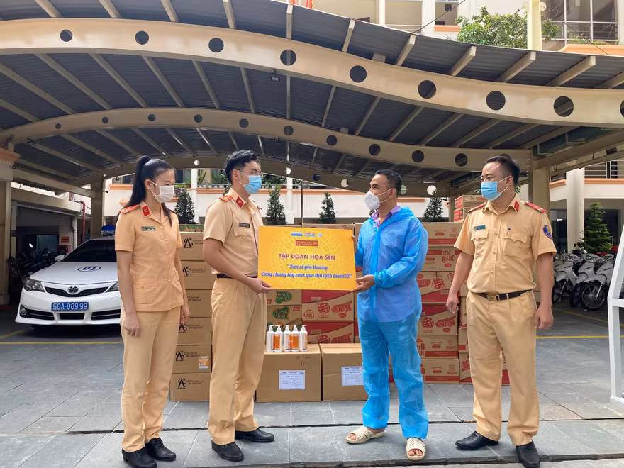 Nghệ sĩ Quyền Linh đã cùng với các tình nguyện viên của Tập đoàn Hoa Sen và các mạnh thường quân đã không ngại nguy hiểm, đi các con đường, ngõ hẻm để trao tới tận tay bà con từng bao gạo, gói mì trong giai giai đoạn căng thẳng của đại dịch.