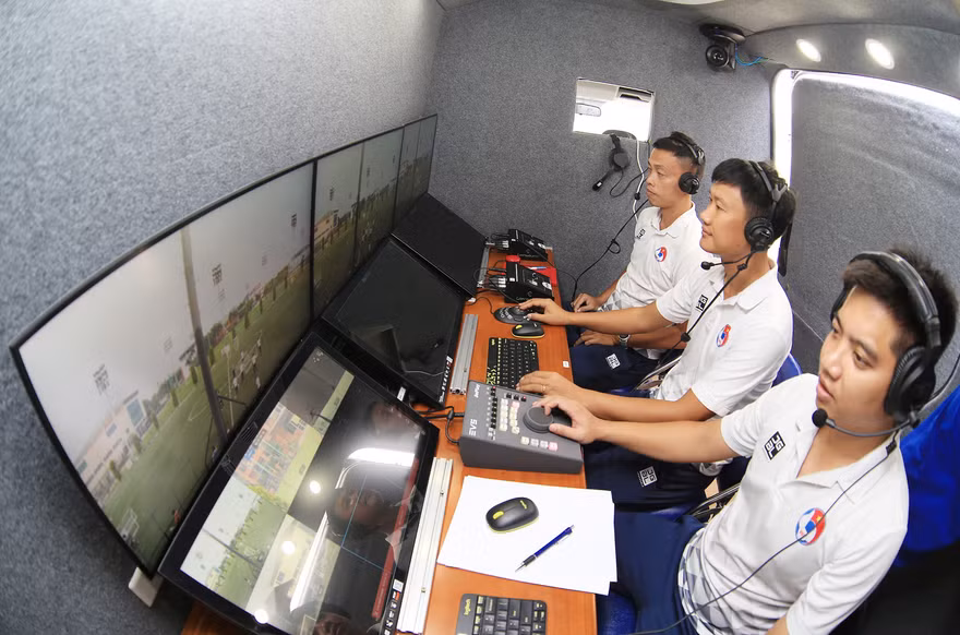 Công nghệ trọng tài video (VAR) được chờ đợi sẽ giúp V-League công bằng, nâng chất hơn. (ảnh Anh Tú)