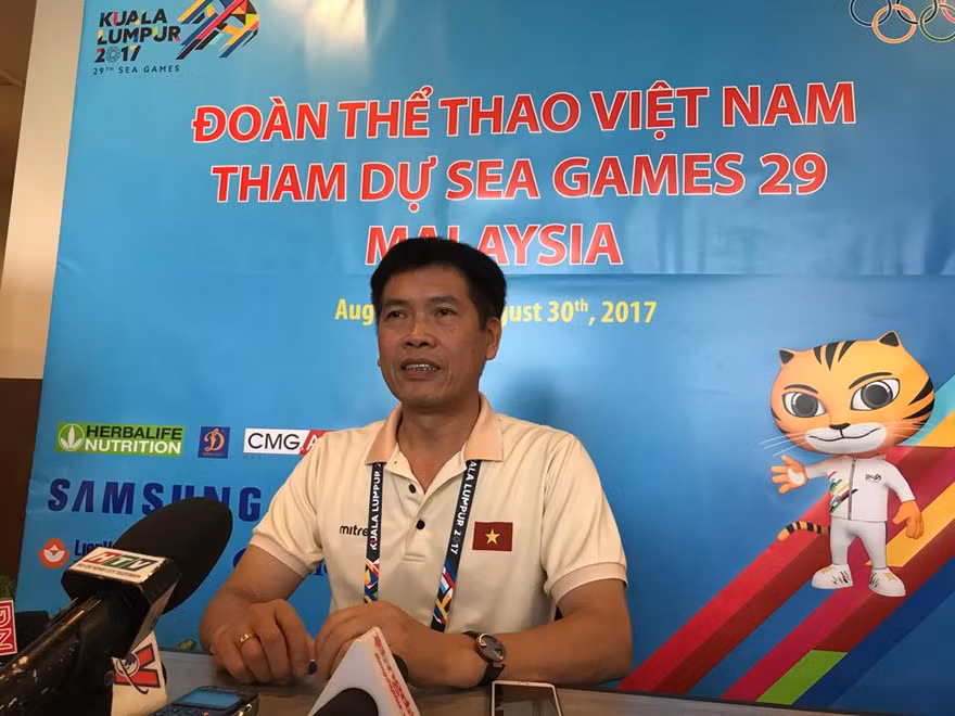 Ông Trần Đức Phấn nói Công Phượng, Văn Toàn và các cầu thủ Việt Nam "mỏng cơm".