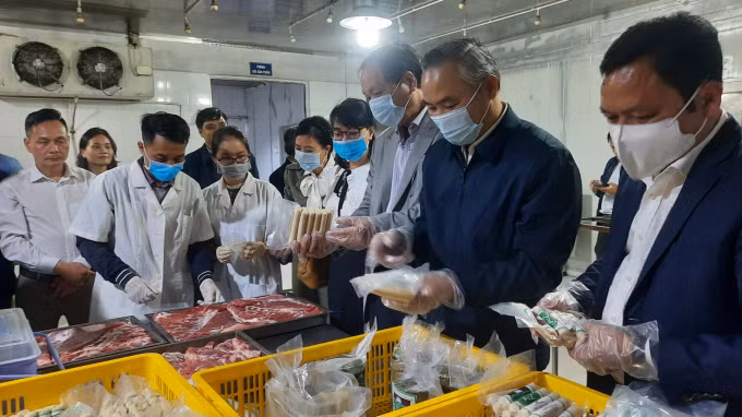 Thứ trưởng Bộ NN&PTNT Phùng Đức Tiến kiểm tra an toàn thực phẩm tại tại một cơ sở chế biến ở Hà Nội.
