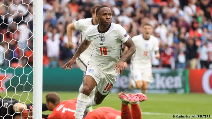 Sterling khiến hàng thủ Đức vất vả với kỹ thuật và khả năng đi bóng tốc độ cao. 