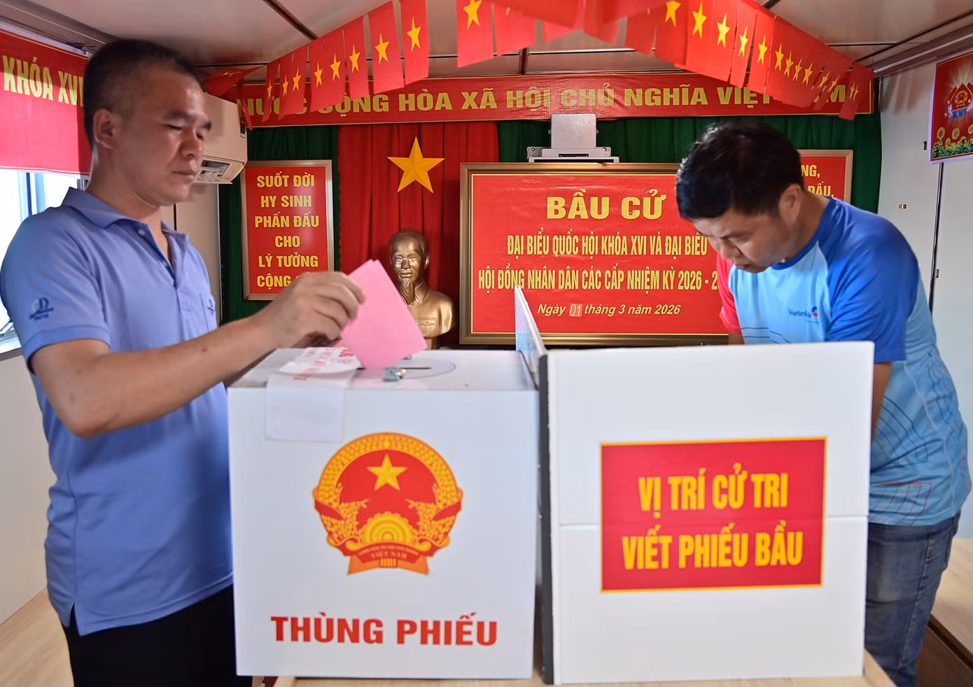2-thuyen-vien-tau-hai-an-68-bo-phieu-bau-cu-tren-tau-truong-sa-04.jpg