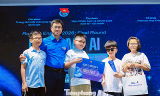 Nhóm học sinh khuyết tật giành quán quân tranh biện về AI bằng tiếng Anh 
