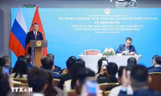 Thủ tướng Lê Minh Hưng phát biểu tại buổi gặp cán bộ, nhân viên các cơ quan đại diện và cộng đồng người Việt Nam tại Liên bang Nga. (Ảnh: Dương Giang/TTXVN)