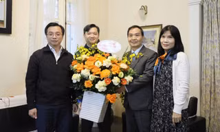 Bí thư Trung ương Đoàn thăm, chúc mừng nhà giáo, cơ sở giáo dục Đại học nhân ngày Nhà giáo Việt Nam 