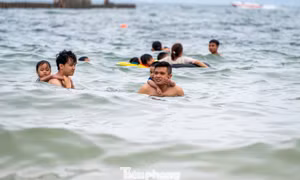 Nhiều người tranh thủ tắm biển Bãi Cháy ngày cuối nghỉ lễ 