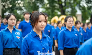 Thanh niên Quảng Ninh chào cờ tại nơi Bác Hồ về thăm
