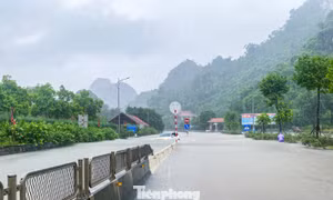 Quốc lộ 18 ngập sâu, giao thông qua Đèo Bụt tê liệt