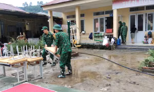 Lực lượng cứu hộ xuyên đêm mở đường, dọn dẹp nhà dân tại xã Lý Quốc bị ảnh hưởng bởi mưa lũ.