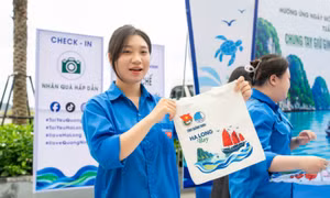 Tuổi trẻ Quảng Ninh tuyên truyền khách du lịch chung tay giữ gìn Di sản Vịnh Hạ Long