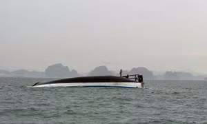 Vụ lật tàu ở vịnh Hạ Long: Người đàn ông bám thanh gỗ để giữ mạng sống