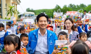 Chương trình 'Chia sẻ cùng thầy cô' về với điểm trường biên giới Quảng Ninh