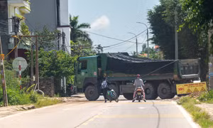 Quảng Ninh: Đoàn xe ‘hung thần’ nối đuôi nhau qua đường gây nguy hiểm 
