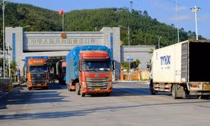 Hàng hóa xuất nhập khẩu với Trung Quốc qua các cửa khẩu thuộc tỉnh Lạng Sơn tăng cao. Ảnh: H.N.