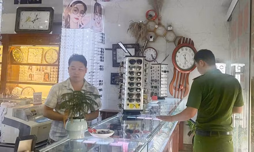 Bán đồng hồ Rolex giả, chủ cửa hàng ở Phú Thọ bị khởi tố