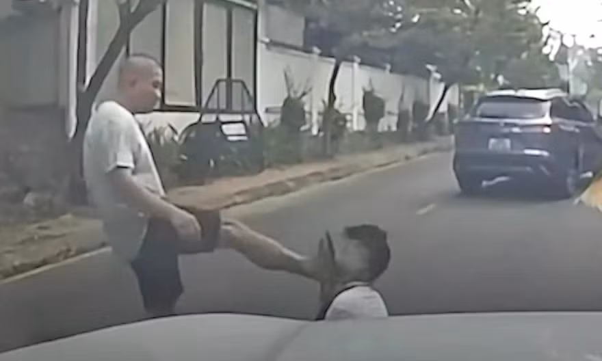 Công an xác minh vụ chặn đầu xe, đấm đá tài xế ngã gục xuống đường