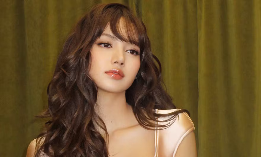 Lisa (BlackPink) khoe vòng eo 51 cm