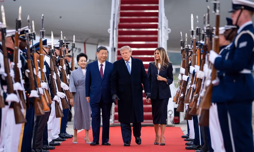 Chủ tịch Trung Quốc Tập Cận Bình cùng Phu nhân Bành Lệ Viện được Tổng thống Mỹ Donald Trump và Phu nhân Melania chào đón tại Căn cứ Liên hợp Andrews ở bang Maryland ngày 23/9/2026 (giờ Mỹ). Ảnh: The New York Times.