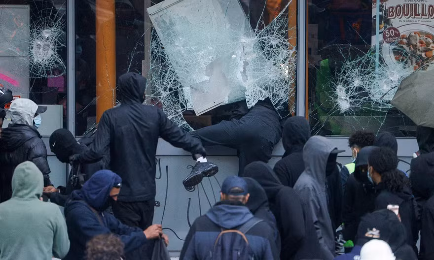 Tình trạng cướp phá, hôi của diễn ra ở Paris và nhiều thành phố khác ở Pháp hôm 17/10. Ảnh: News18.
