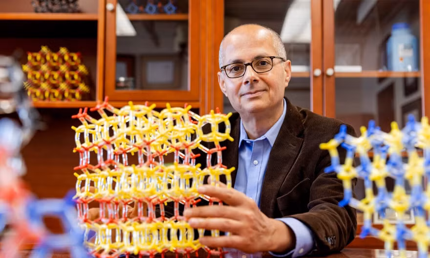 Chủ nhân giải Nobel Hóa học Omar Yaghi giờ làm Giám đốc Viện nghiên cứu Vật liệu AI tại Đại học Thanh Hoa, Trung Quốc. Ảnh: UC Berkeley