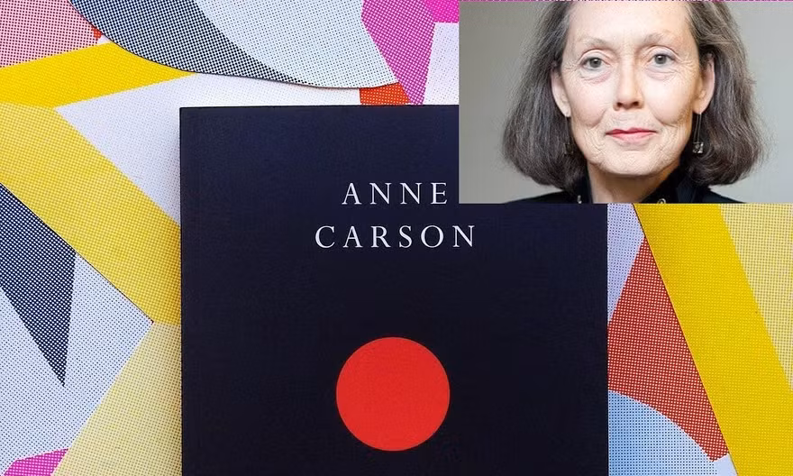 Nhà thơ Canada Anne Carson đoạt giải Nobel Văn học 2026 và tác phẩm nổi tiếng của bà "Tự truyện đỏ". Ảnh: Liberia Bookshop.