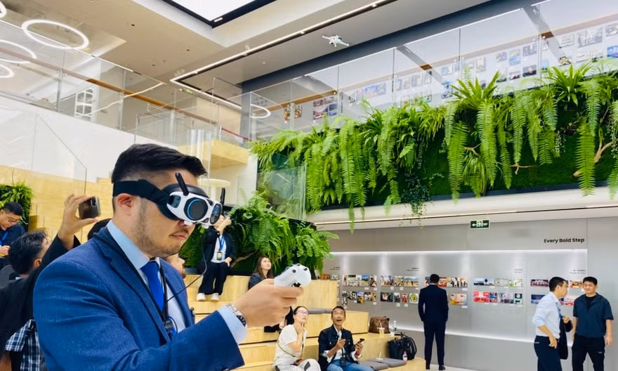 Trải nghiệm flycam với góc nhìn của chim tại trụ sở Insta360. Ảnh: Tư Hiền.