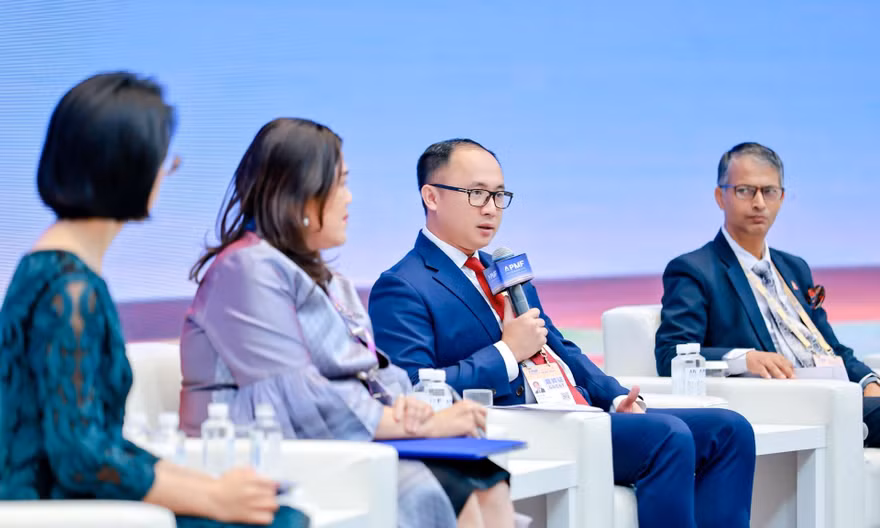 Tiến sĩ Nguyễn Đồng Anh (thứ 3 từ trái sang), quyền Trưởng Khoa Truyền thông và Văn hóa đối ngoại tại Học viện Ngoại giao, phát biểu tại APMF 2026 chiều 5/9/2026 ở Thâm Quyến, Trung Quốc.