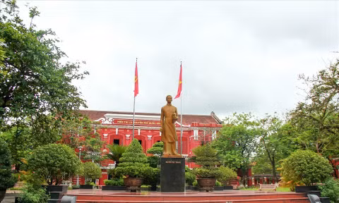 Tượng đài Nguyễn Tất Thành – Chủ tịch Hồ Chí Minh tại Trường Quốc học Huế Ảnh: QH Huế