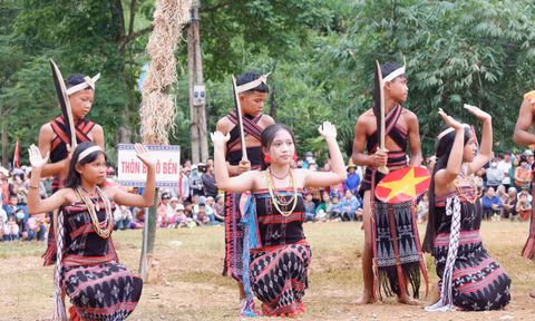 Trẻ em Cơ Tu tham gia biểu diễn trong lễ hội truyền thống. Ảnh: Nguyễn Thành