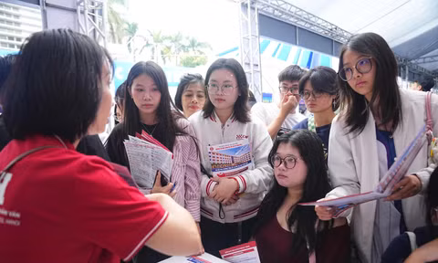 Thí sinh tìm hiểu thông tin trong ngày hội tuyển sinh đại học 2026 tại Đại học Bách khoa Hà Nội với sự tham gia của hơn 100 trường đại họcẢnh: DUY PHẠM 