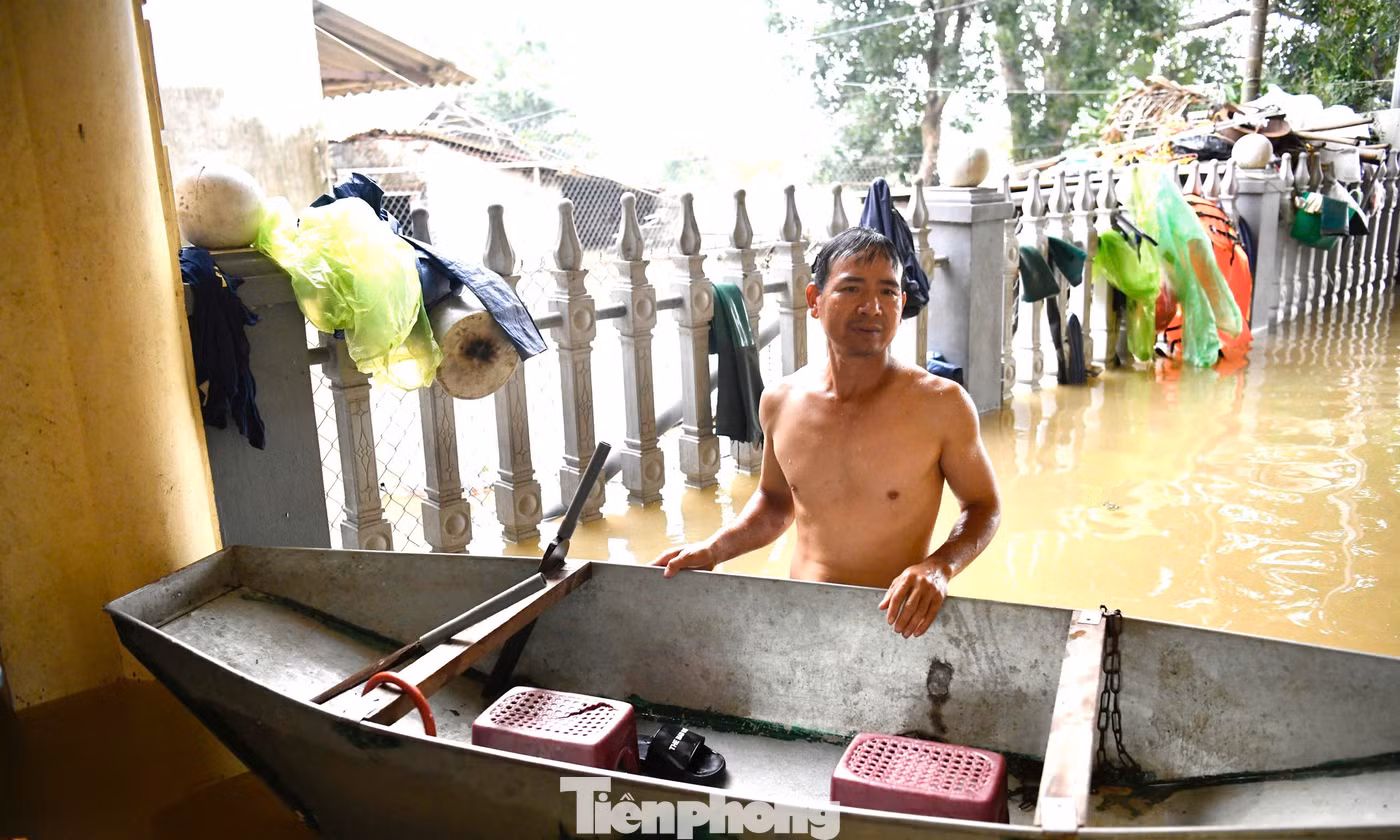 Vật lộn sinh hoạt trong biển nước lũ ở vùng ven Hà Nội
