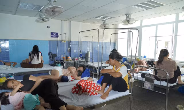 Bệnh nhân tăng đột biến, bệnh viện ở Quảng Trị xoay xở ra sao? 
