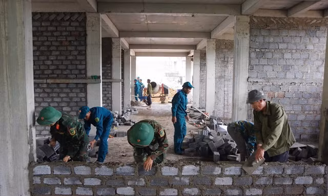 300 cán bộ, chiến sĩ được huy động ‘giải cứu’ tiến độ trường nội trú vùng biên Quảng Trị 