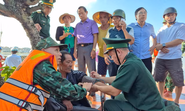 Tàu cá Quảng Trị cứu sống ngư dân Hà Tĩnh mất tích gần hai ngày trên biển 