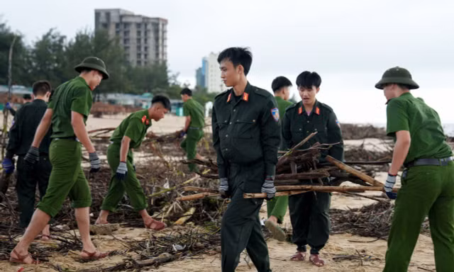 60 cán bộ, chiến sĩ công an dọn hàng chục tấn rác trên bãi biển Nhật Lệ sau mưa lũ 