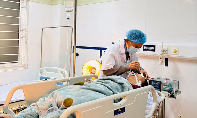 Hai người ở Quảng Trị nguy kịch vì sưởi than trong phòng kín 