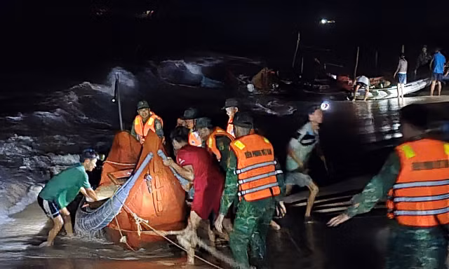 Sóng lớn, thủy triều dâng cuốn trôi nhiều thuyền đánh cá ở Quảng Trị