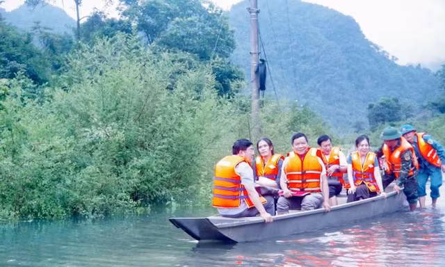 Hơn 300 hộ dân ở Quảng Trị bị nước lũ chia cắt, bộ đội dùng thuyền đưa giáo viên đến trường 