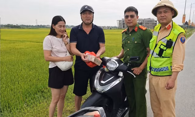 CSGT nhặt được 200 triệu đồng, tìm người đánh rơi để trao trả 