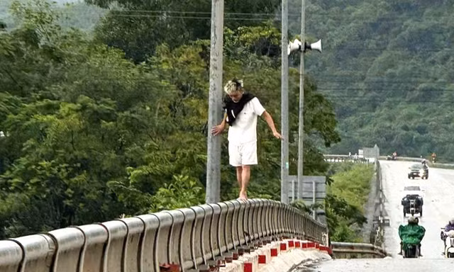 Đại úy công an kịp thời cứu nam thanh niên khỏi tình huống nguy hiểm trên cầu 