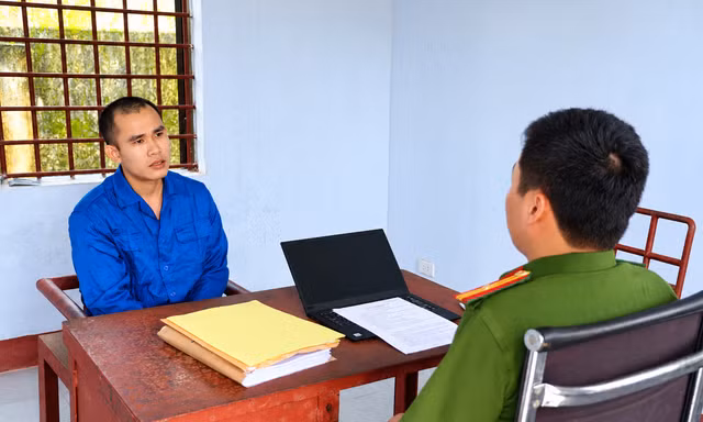 Bịt mặt, nổ súng bắn đồng nghiệp đang ngủ trong khách sạn 